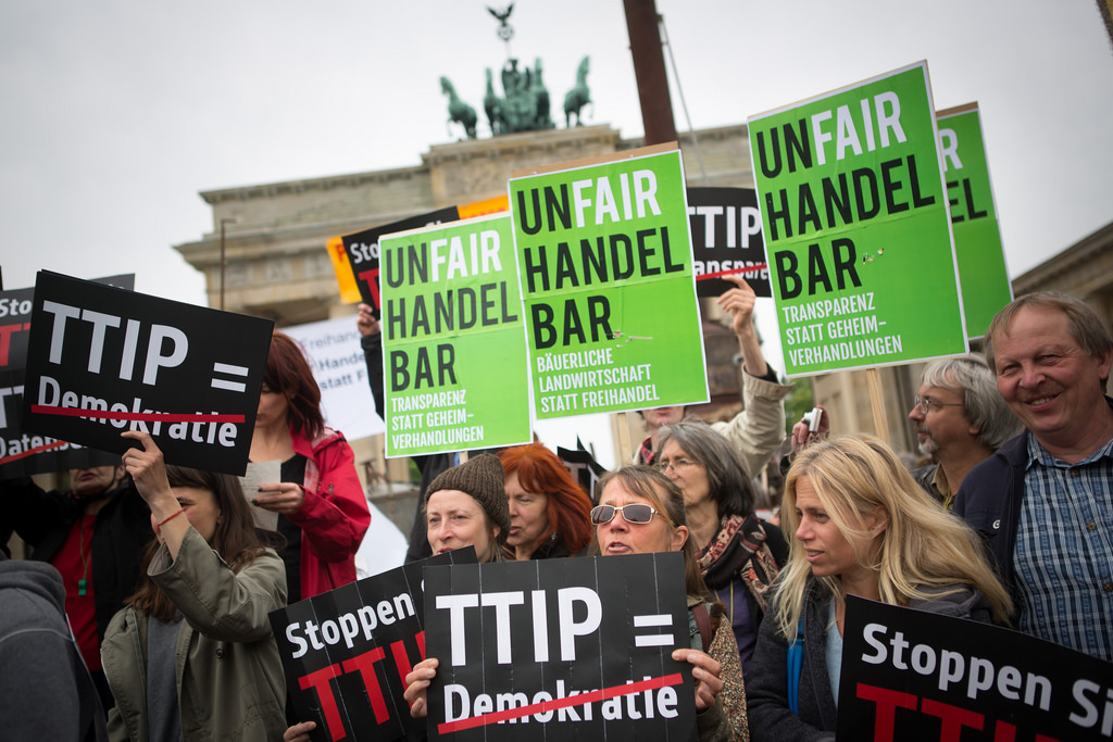 Kritiker von "Stop TTIP" demonstrieren vor dem Brandenburger Tor in Berlin